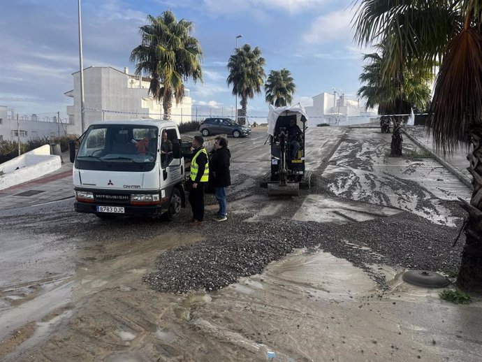 Efectivos municipales de limpieza en una avenida de Vejer afectada tras las lluvias por la DANA del 30 de octubre.