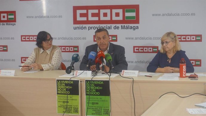 El secretario general de CCOO Málaga, Fernando Cubillo, junto a Maribel Hernández, secretaria de Organización y Finanzas de CCOO Málaga; e Inmaculada Sánchez Allende, secretaria de Políticas Sociales de CCOO Málaga.