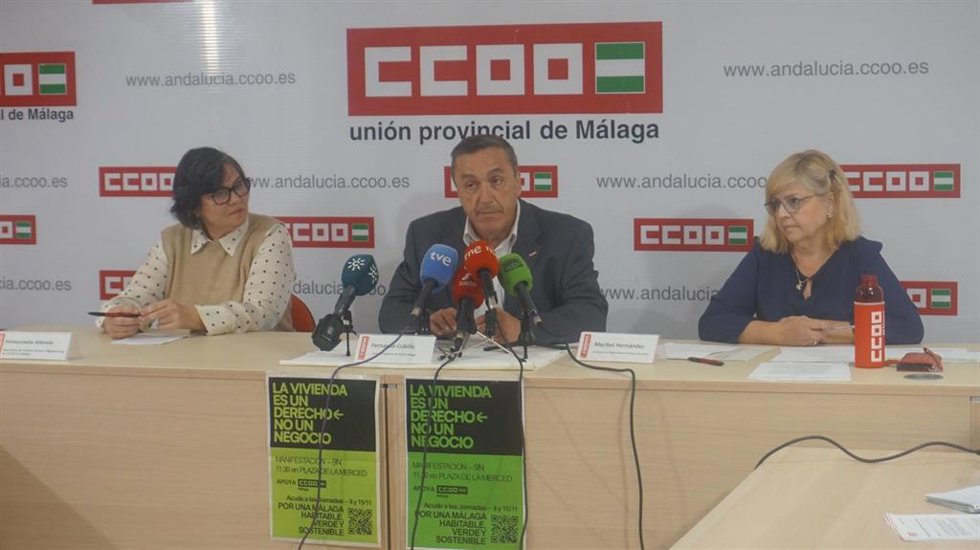 El secretario general de CCOO Málaga, Fernando Cubillo, junto a Maribel Hernández, secretaria de Organización y Finanzas de CCOO Málaga; e Inmaculada Sánchez Allende, secretaria de Políticas Sociales de CCOO Málaga.