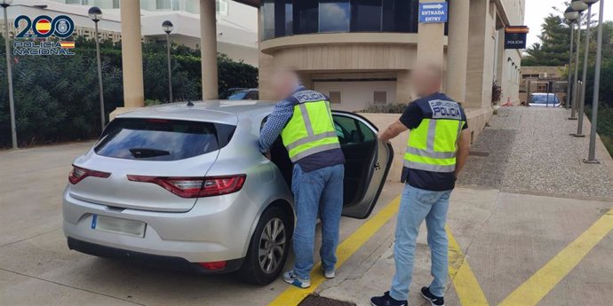 Detenida por la Policía Nacional entrando en un coche del Cuerpo