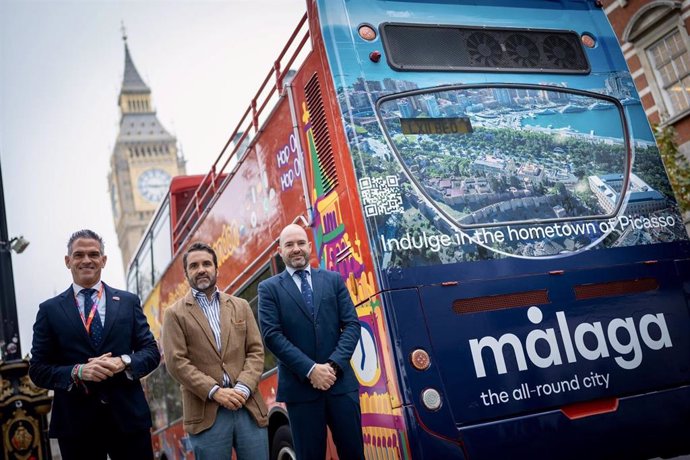 Los autobuses turísticos que recorren las principales vías de la capital británica lucirán hasta Navidad una imagen de la ciudad de Málaga