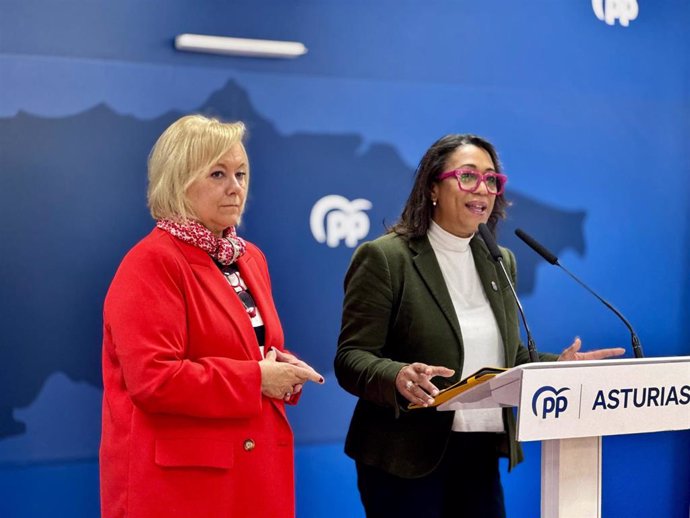 La diputada nacinal, Mercedes Fernández y la diputada asturiana, Sandra Camino.