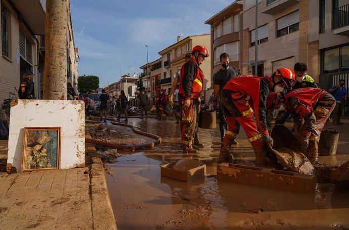 Varias personas ayudan en la limpieza de Sedaví, a 5 de noviembre de 2024, en Valencia, Comunidad Valenciana (España).