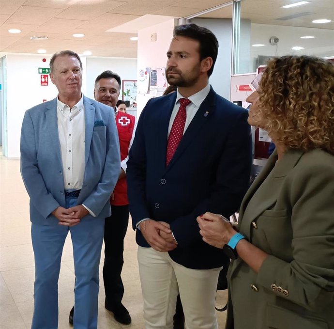 El presidente del PP de Asturias y diputado regional, Álvaro Queipo, durante su visita a la Cruz Roja en Gijón.