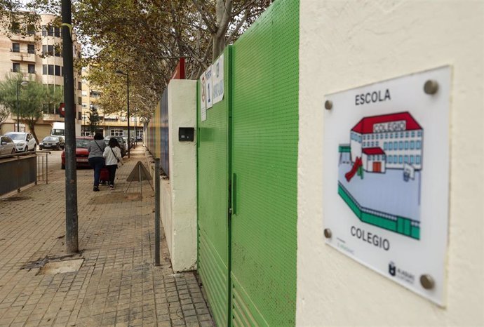 Puerta cerrada del colegio CEIP Amparo Alabau, que continúa cerrado, a 6 de noviembre de 2024, en Alaquàs, Valencia, Comunidad Valenciana (España).