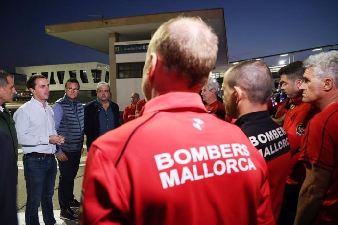 El presidente del Consell de Mallorca, Llorenç Galméz (i), despide a los bomberos enviados a la Comunidad Valenciana.