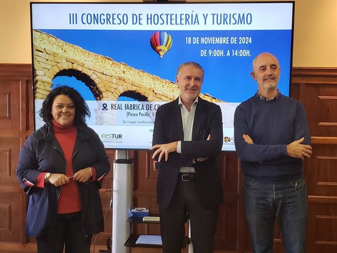 La presidenta de la Agrupación de Turismo de Segovia, Rocío Ruiz; el presidente de FES, Andrés Ortega, y el presidente de la Asociación de turismo Rural y Activo, Gerardo Otero, en la presentación del III Congreso de Hostelería y Turismo de Segovia.