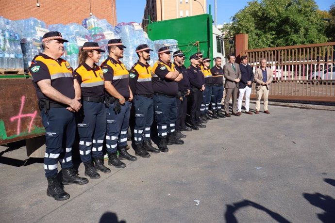 Voluntarios de Protección Civil y agentes de Policía Local que acuden a Valencia por la DANA, con los responsables municipales.