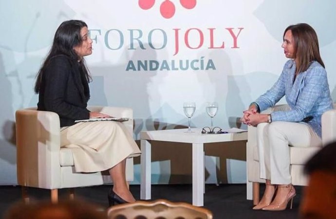 Rocío Díaz (dcha.), durante su intervención en el desayuno-coloquio del Grupo Joly en Córdoba.