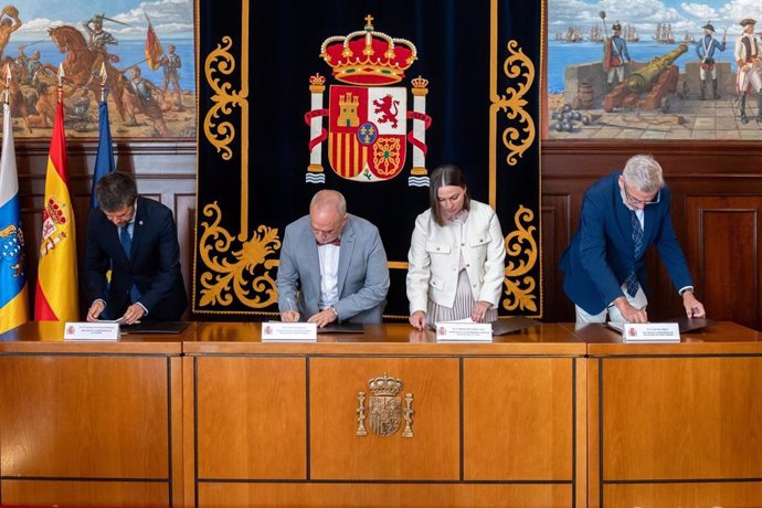 El secretario de Estado de Ciencia, Innovación y Universidades, Juan Cruz Cigudosa (c), en el acto de firma del convenio para desarrollar en Canarias el 'Programa María Goyri'