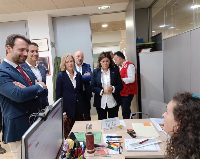 Visita del presidente del PP de Asturias, Álvaro Queipo, a las instalaciones de Cruz Roja Española, en Gijón.