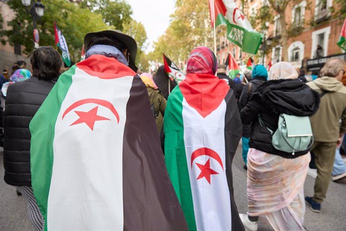 Archivo - Decenas de personas durante una manifestación en apoyo al Sahara Occidental en Madrid