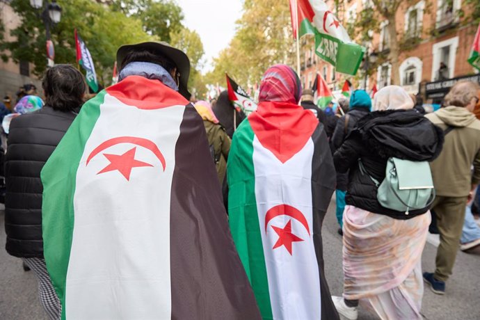 Archivo - Decenas de personas durante una manifestación en apoyo al Sahara Occidental, desde Atocha a la plaza de Jacinto Benavente, a 11 de noviembre de 2023, en Madrid (España). Este año, la manifestación parte con el lema: “el derecho internacional es 