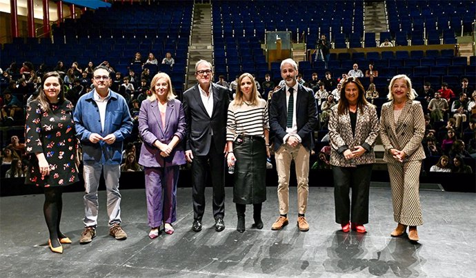 El consejero de Educación, Formación Profesional y Universidades, Sergio Silva, y la consejera de Inclusión Social, Juventud, Familias e Igualdad, Begoña Gómez del Río, inauguran el programa Mujer y Talento.