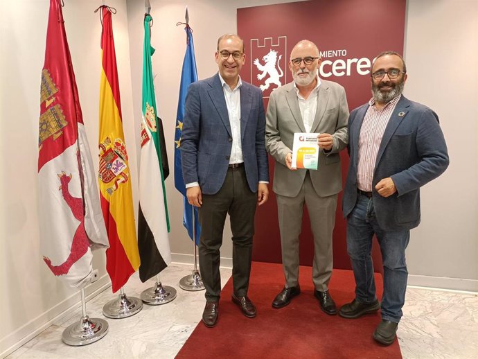 Rafael Mateos, Miguel Martins y Miguel Ángel Morales, en la presentación del Congreso Mundial de Turismo de Interior que se celebrará en Cáceres