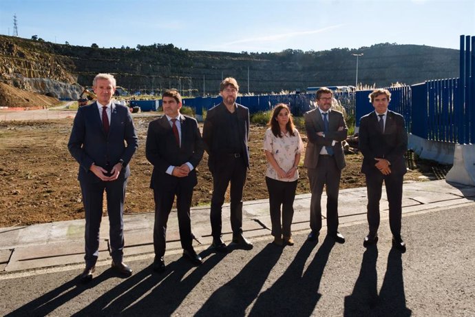 Visita de las autoridades al puerto exterior de A Coruña, ubicado en el municipio de Arteixo