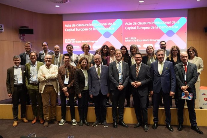 Foto grupal durante la clausura de la etapa de Barcelona como Capital Europea de la Democracia, en el marco de la celebración del Smart City Expo World Congress.