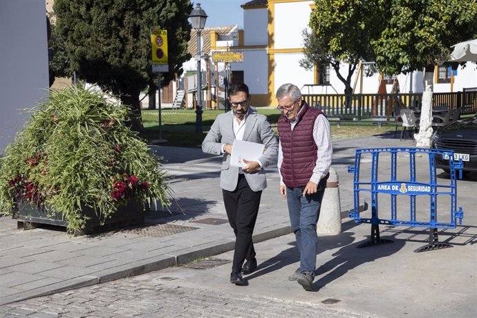 El delegado de Desarrollo Económico, Promoción y Empleo de la Diputación de Córdoba, Félix Romero (izquierda), en la visita a Palma del Río.