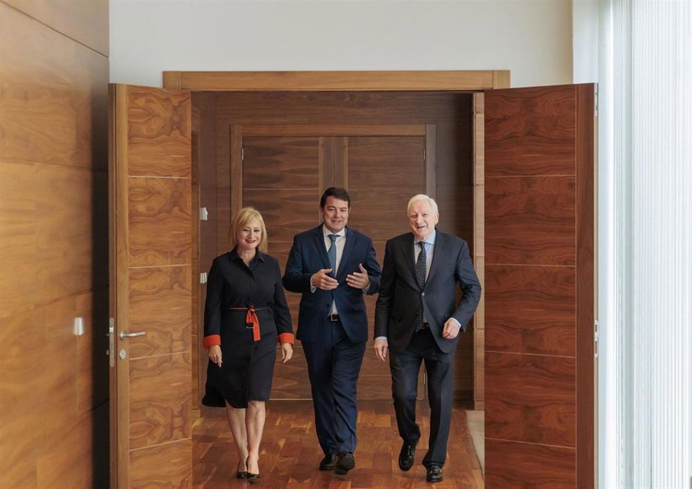 El presidente de la Junta, Alfonso Fernández Mañueco, junto a la consejera de Industria, Leticia García, y el presidente del Consejo Regional de Cámaras Oficiales de Comercio e Industria de Castilla y León, Antonio Miguel Méndez Pozo