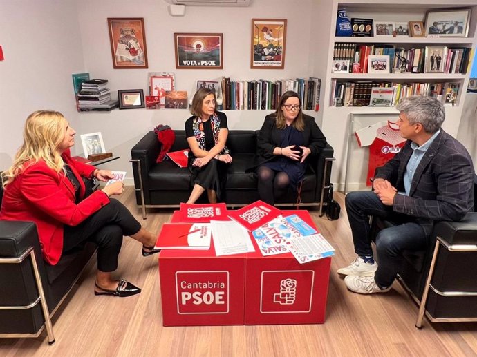 Encuentro entre el secretario general del PSC-PSOE, Pablo Zuloaga, y la secretaria general de CCOO Cantabria, Rosa Mantecón