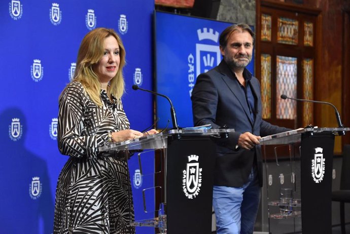 La presidenta del Cabildo de Tenerife, Rosa Dávila, y el consejero de Industria, Manuel Fernández, en una rueda de prensa para informar sobre los acuerdos del Consejo de Gobierno