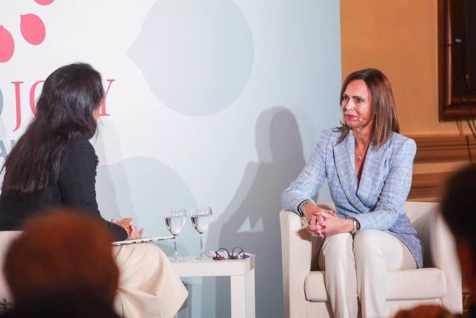 Rocío Díaz (dcha.), durante su intervención en el desayuno-coloquio del Grupo Joly en Córdoba.