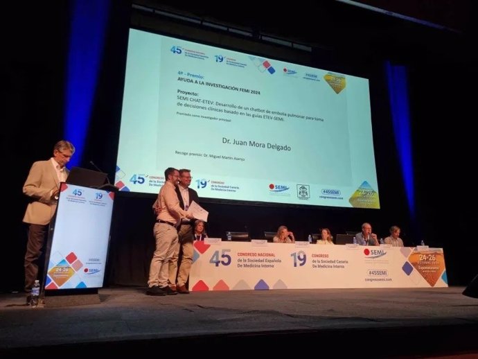 Juan Mora, internista del Hospital Universitario de Jerez de la Frontera (Cádiz), recibe un reconocimiento de la Sociedad Española de Medicina Interna (SEMI) a su proyecto sobre inteligencia artificial en el ámbito de la enfermedad tromboembólica venosa.