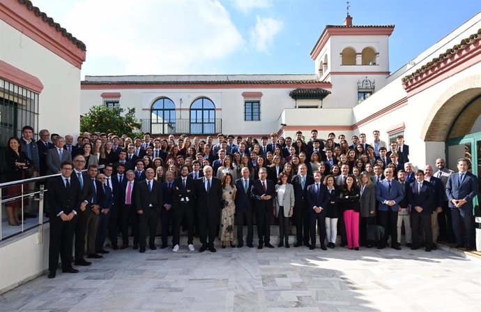 El Instituto de Estudios Cajasol de Tomares (Sevilla) ha dado la bienvenida en su acto de apertura del nuevo curso a los 150 alumnos de los nueve másteres.