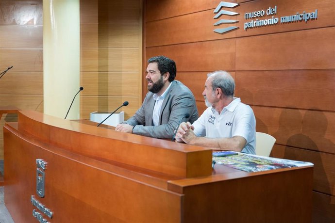 El concejal delegado de Deporte, Borja Vivas, junto al presidente de la Sociedad Excursionista de Málaga, Francisco Crespo.