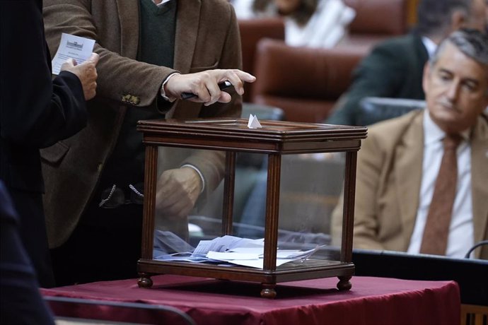 Votación en urna en el Pleno del Parlamento andaluz.