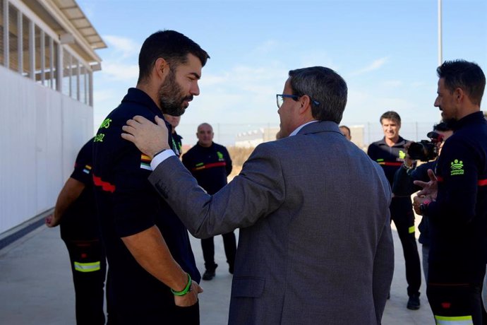 El presidente de la Diputación de Badajoz, Miguel Ángel Gallardo, saluda a uno de los bomberos desplazados a la comunidad valenciana para ayudar en las tareas de rescate tras el paso de la DANA.