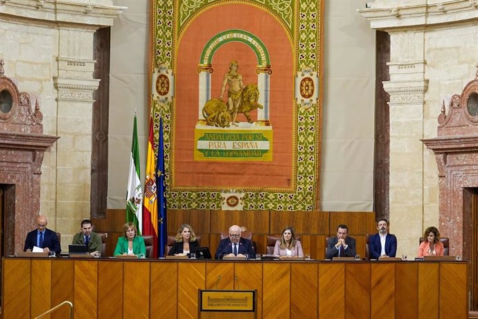 Mesa del Parlamento andaluz presidida por Jesús Aguirre.