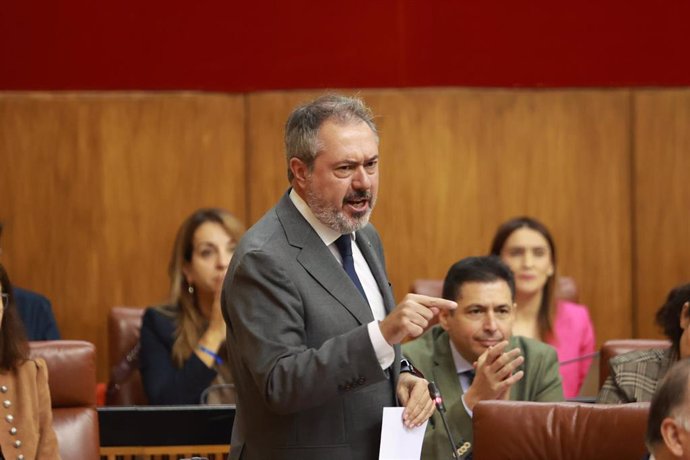 El secretario general del PSOE de Andalucía, Juan Espadas, en una foto de archivo en el Pleno del Parlamento andaluz.