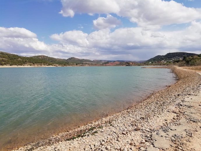 Archivo - Uno de los embalses de la cuenca del Ebrp