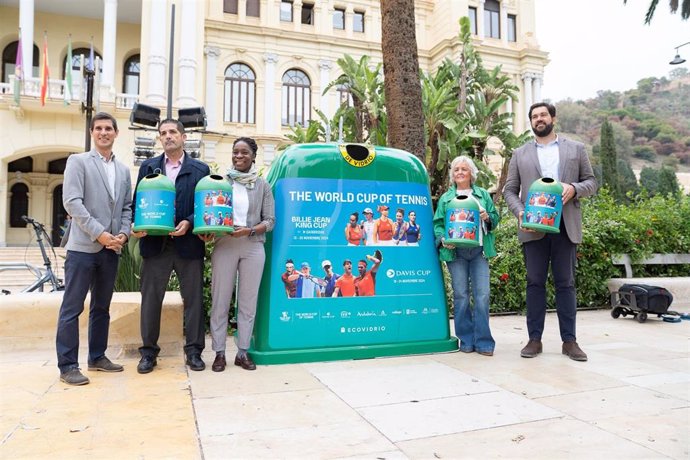 La concejala de Servicios Operativos, Playas y Fiestas, Teresa Porras; el edil de Deportes, Borja Vivas; el gerente de Ecovidrio en la zona de Málaga, Jesús Gutiérrez; y la representante de ITF/Tennium, Celia Angulo.