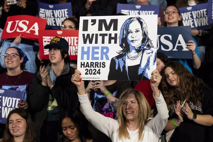 Simpatizante de la vicepresidenta de Estados Unidos, Kamala Harris, en un acto electoral en Allentown