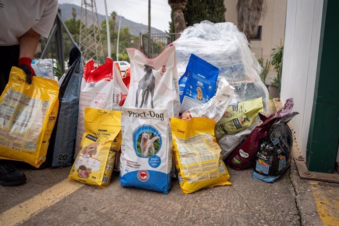 Torremolinos hace llegar a protectoras de animales afectadas por la dana pienso, mantas, productos de limpieza, agua y medicamentos