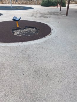 Desperfectos en un parque infantil de Alcúdia.