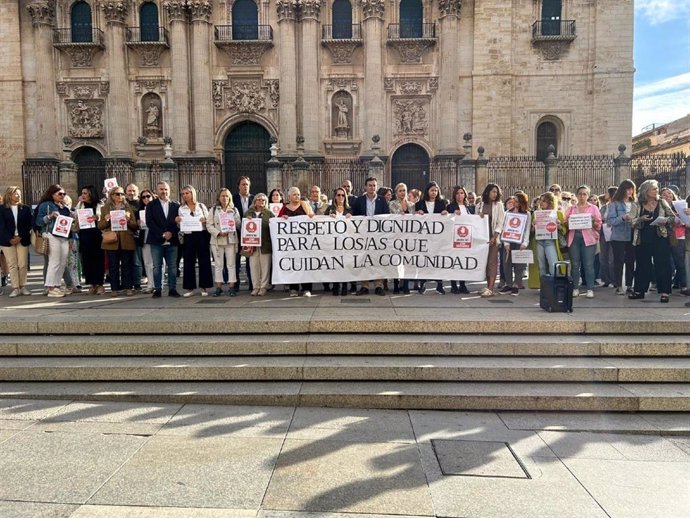 Concentración para rechazar las agresiones sufridas por trabajadores sociales en Jaén.