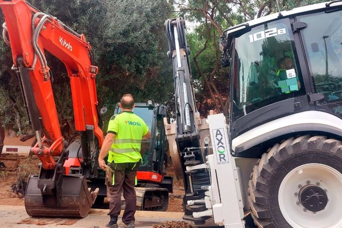 Un convoy de ayuda humanitaria con 20 especialistas de la Universidad y la Diputación de Málaga han llegado Massanassa (Valencia) para asistir a personas afectadas por la DANA. Llevan consigo maquinaria pesada, material sanitario y de primer necesidad.