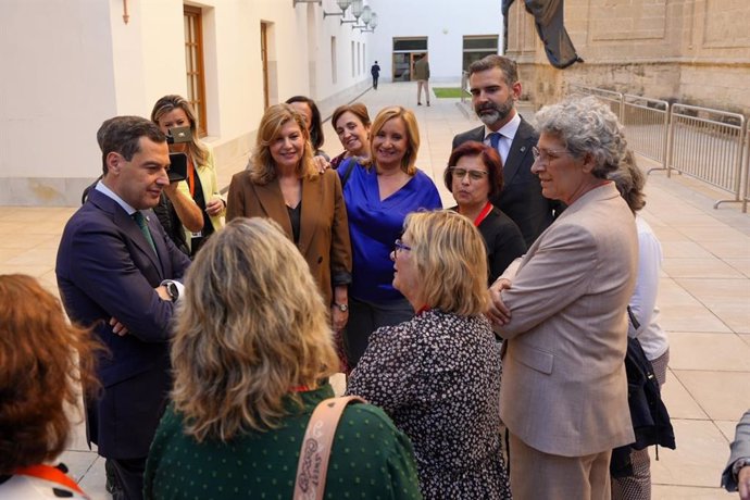 El presidente de la Junta de Andalucía, Juanma Moreno, este miércoles en el Parlamento con mujeres representantes de asociaciones del sector primario