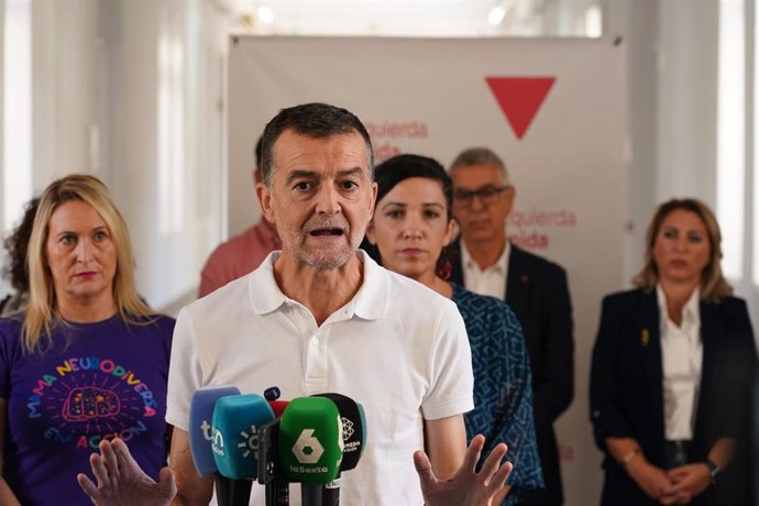 El coordinador federal de IU, Antonio Maíllo, atiende a los medios de comunicación durante un encuentro con AMPAS de centros educativos públicos de la provincia , a 10 de abril de 2024 en Sevilla (Andalucía, España). 