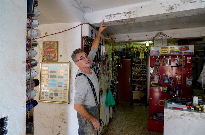 El dueño de la ferretería Todolar muestra las instalaciones de la tienda tras el paso de la DANA, a 6 de noviembre de 2024, en Pedralba, Valencia, Comunidad Valenciana (España). 