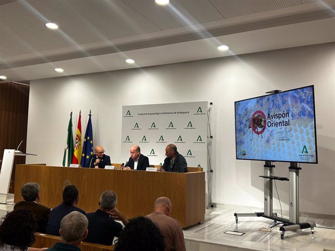 El delegado territorial de Sostenibilidad y Medio Ambiente, José Antonio Víquez, ha inaugurado este miércoles junto al alcalde de Antequera, Manuel Barón, y al secretario provincial de COAG en Málaga, Antonio Rodríguez.