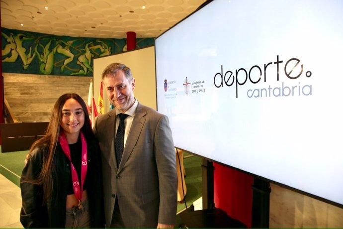 El consejero de Deporte, Luis Martínez Abad, con la futbolista Daniela Agote