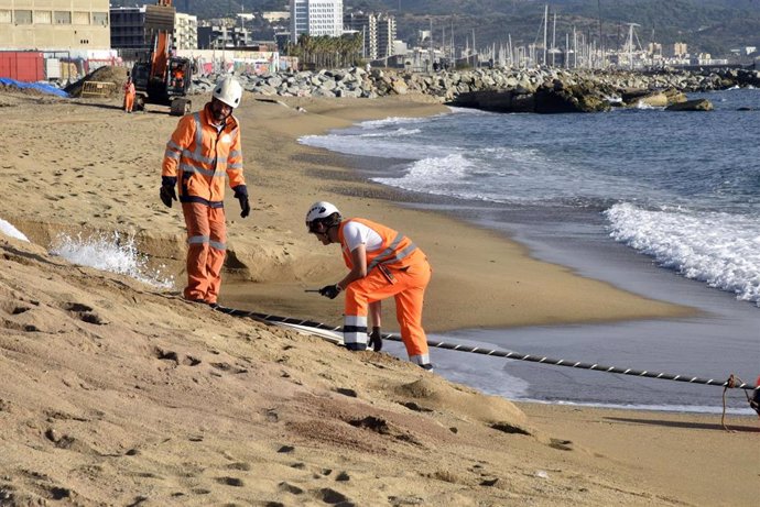 Archivo - Dos trabajadores con el cable submarino 2Africa a su llegada a la Barcelona Cable Landing Station (CLS) de Sant Adrià de Besòs, a 25 de octubre de 2022, en Sant Adrià de Besòs, Barcelona, Cataluña (España).