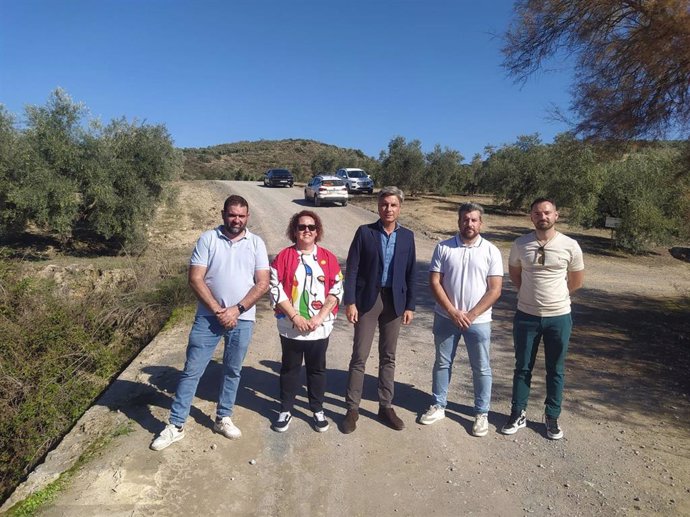 Lorite (centro) y Ariza (2º dcha.), durante la visita al camino 'De Cabriñana', en Palenciana.