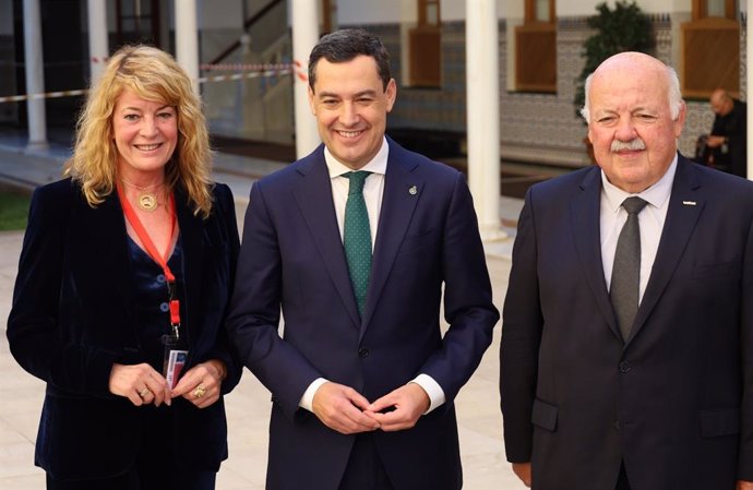 La alcaldesa de Huelva, Pilar Miranda; el presidente de la Junta de Andalucía, Juanma Moreno; y el presidente del Parlamento andaluz, Jesús Aguirre.