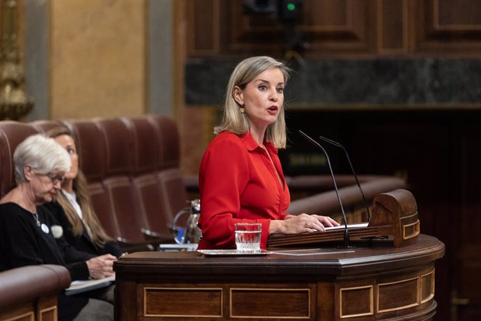 La diputada de Sumar Verónica Martínez Barbero interviene durante una sesión plenaria, en el Congreso de los Diputados, a 8 de octubre de 2024, en Madrid (España).
