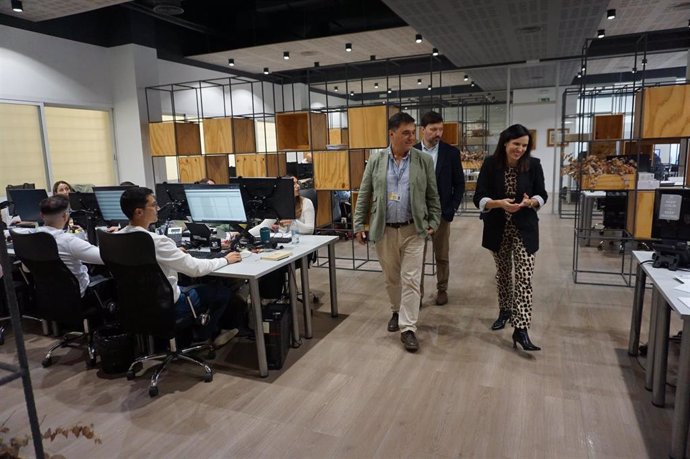 María Dolres Gálvez (dcha.), durante la visita a las instalaciones de Gesthispania en el Parque Joyero de Córdoba.